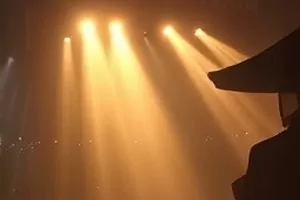 《沉默的琴键》空荡琴房与木质钢琴封面