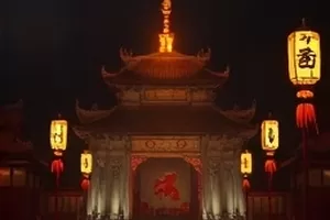 《纸飞机航线》校园天台纸飞机起飞的定格封面